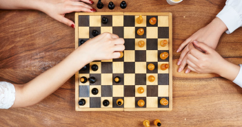Los juegos de mesa se asocian con mayor bienestar y menor aislamiento social