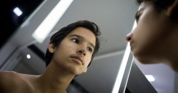 Qué es el looksmaxxing y cómo afecta la salud mental en los adolescentes