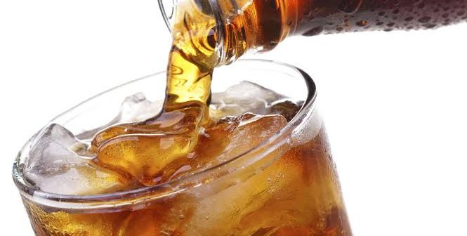 Por qué las gaseosas dietéticas pueden generar una percepción engañosa sobre la calidad general de la comida