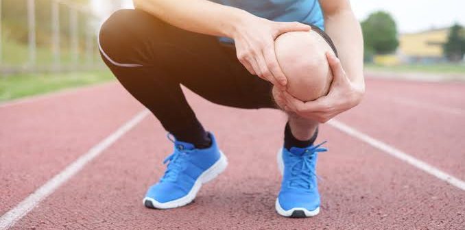 Qué ejercicio recomiendan los fisioterapeutas desde los 60 años para fortalecer el cuádriceps sin flexionar la rodilla